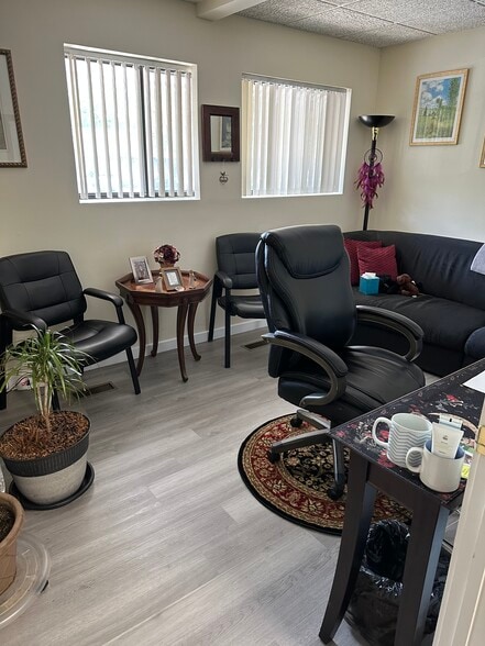 356-358 Veterans Memorial Hwy, Commack, NY for lease - Interior Photo - Image 2 of 8