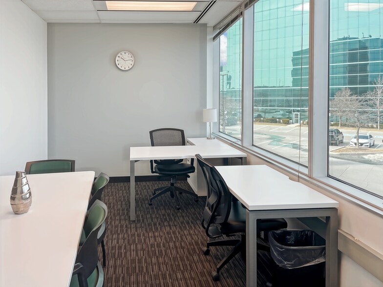 2010 Winston Park Dr, Oakville, ON for lease - Building Photo - Image 2 of 11