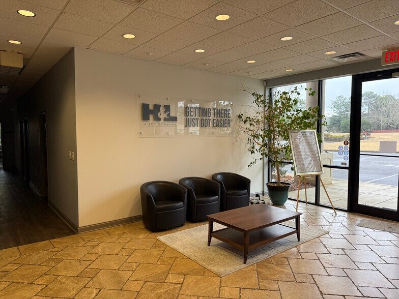 2390 Canton Rd, Marietta, GA à vendre - Photo du bâtiment - Image 2 de 7