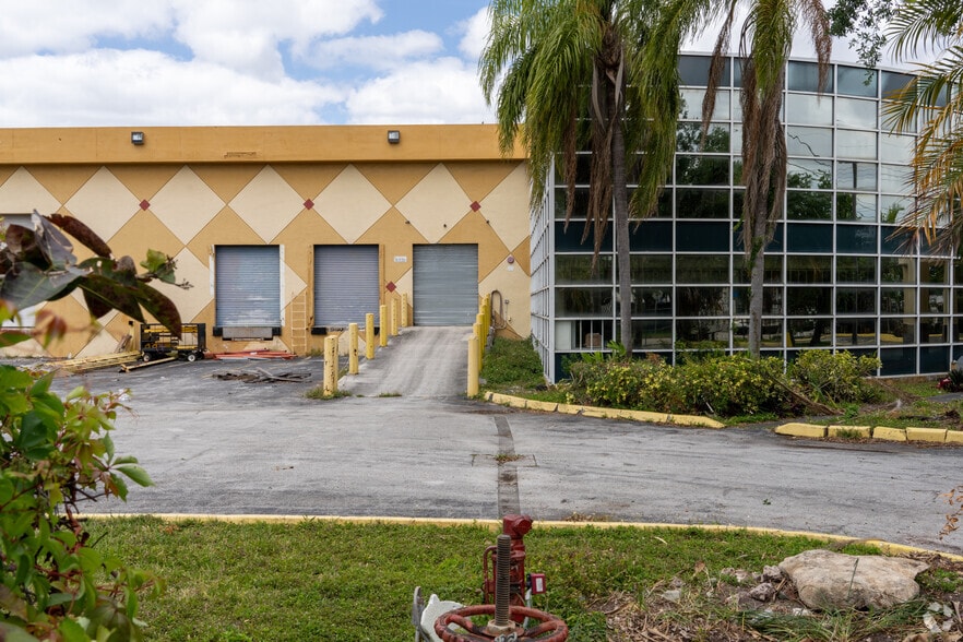 8081 NW 31st St, Doral, FL à louer - Photo du bâtiment - Image 2 de 3