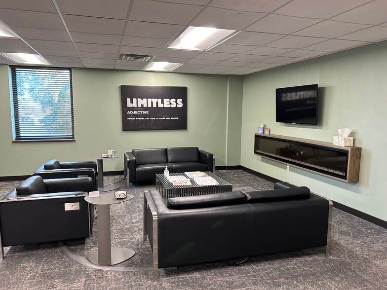 302 S Bluemound Dr, Appleton, WI à vendre - Hall d’entrée - Image 2 de 6