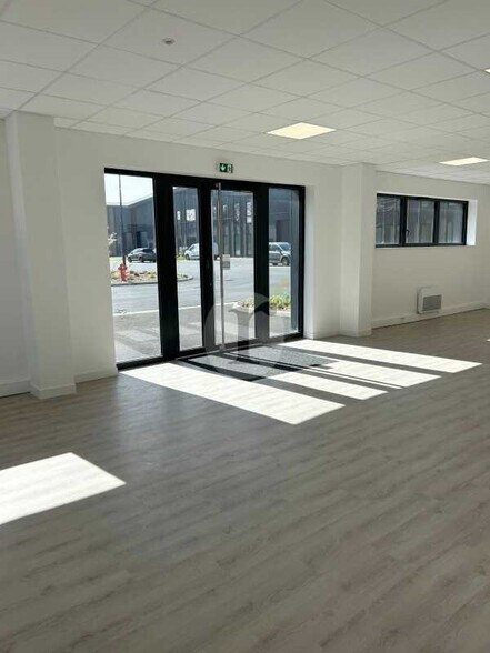 Flex in Neuville-en-Ferrain for lease - Interior Photo - Image 2 of 5