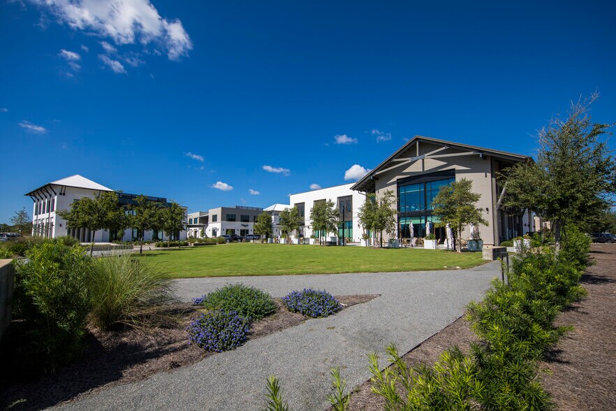 19 Plaza Way, Watersound, FL à louer - Photo du bâtiment - Image 3 de 11