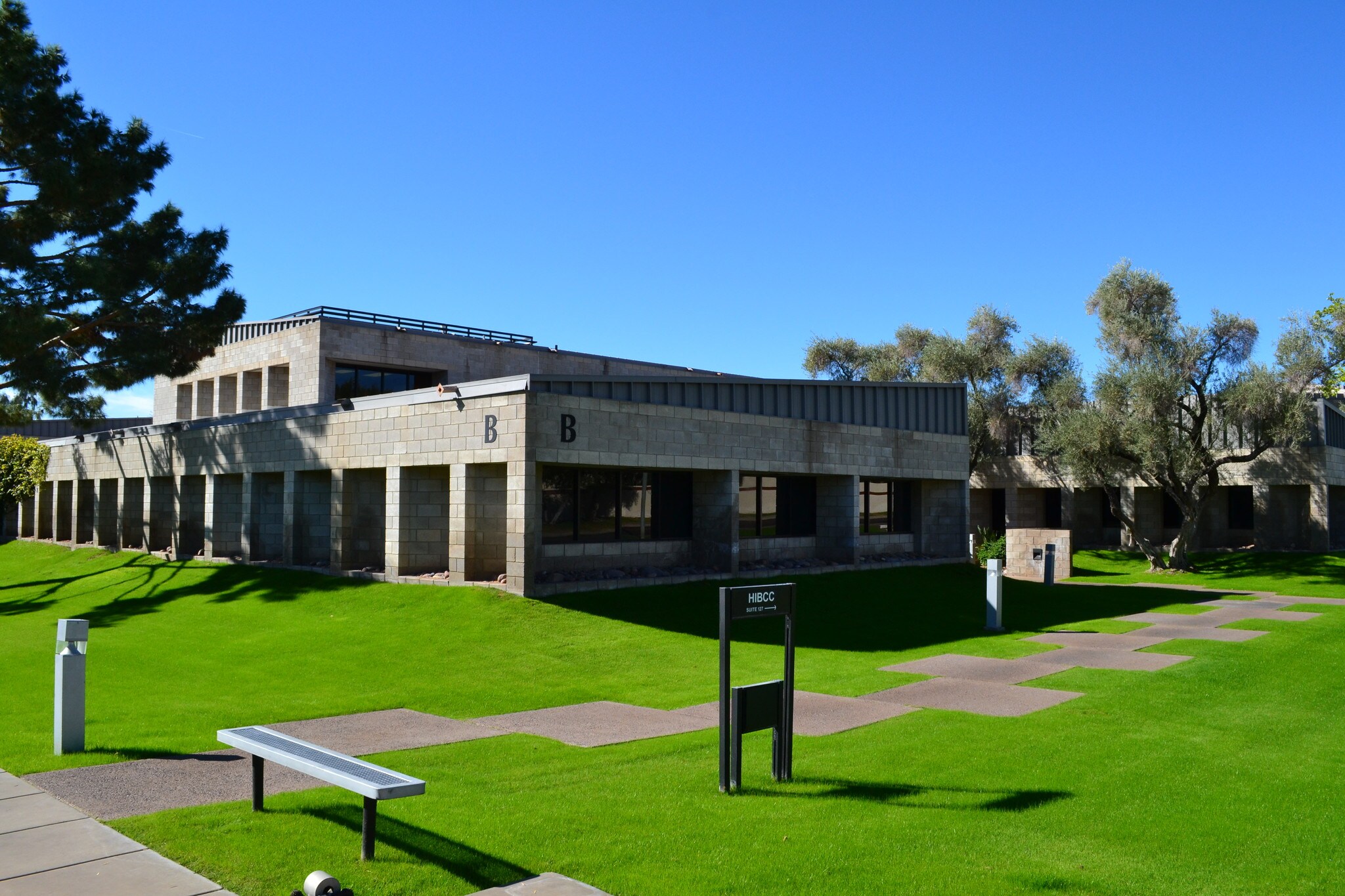 2525 E Arizona Biltmore Cir, Phoenix, AZ à louer Photo du bâtiment- Image 1 de 6