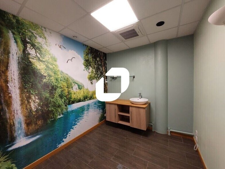 Retail in Élancourt for lease - Interior Photo - Image 3 of 9
