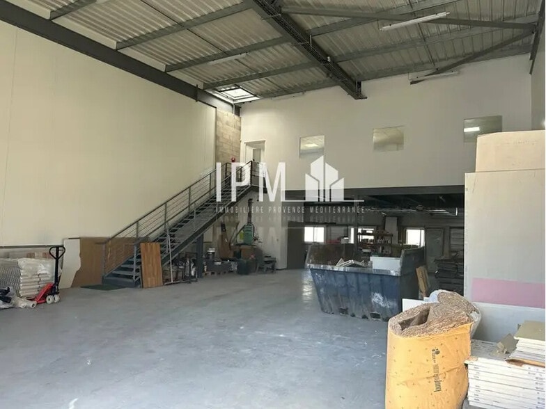 Flex dans Aubagne à louer - Photo du bâtiment - Image 2 de 6