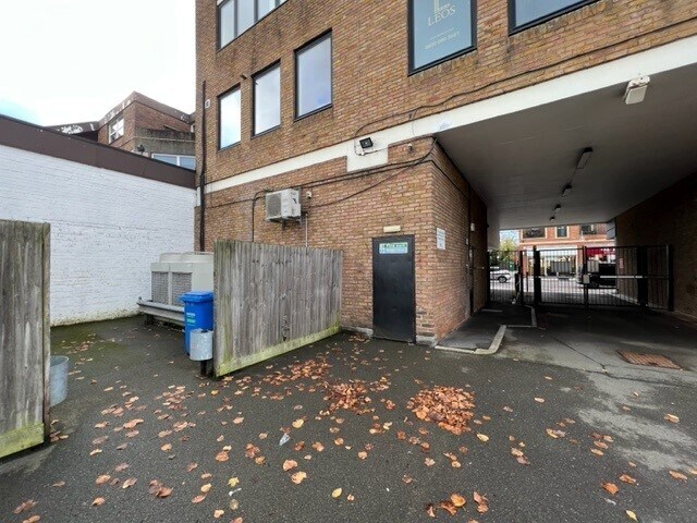 23-27 High St, Cobham à vendre - Photo du bâtiment - Image 3 de 5