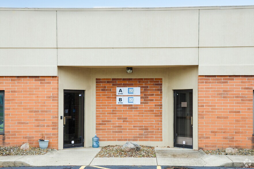 6749 Engle Rd, Middleburg Heights, OH à louer - Photo du bâtiment - Image 2 de 5