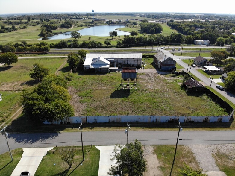 207 Avenue A, Ferris, TX à vendre - Photo du bâtiment - Image 2 de 10