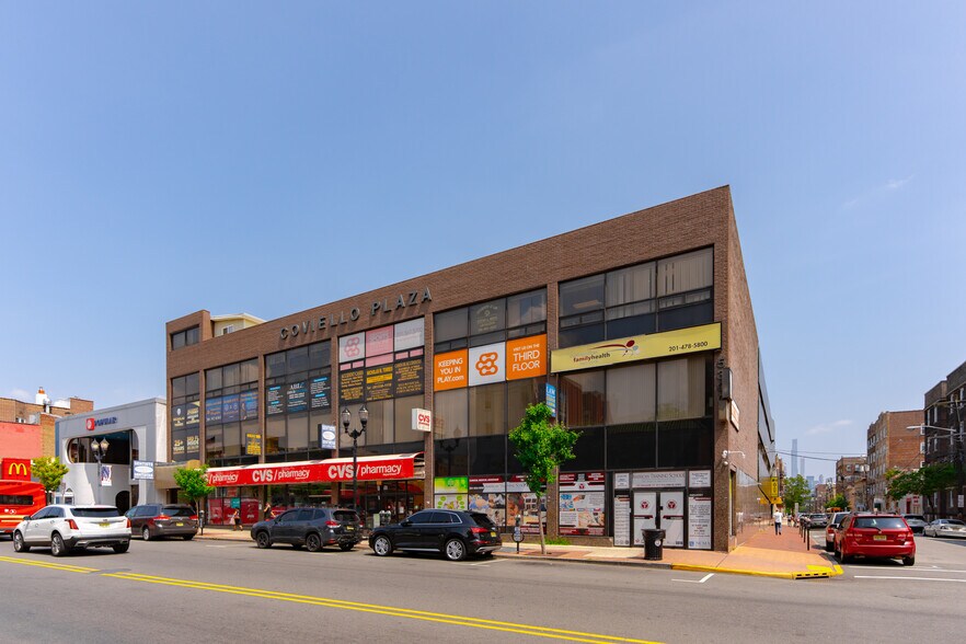 5300-5306 Bergenline Ave, West New York, NJ à vendre - Photo du bâtiment - Image 2 de 12