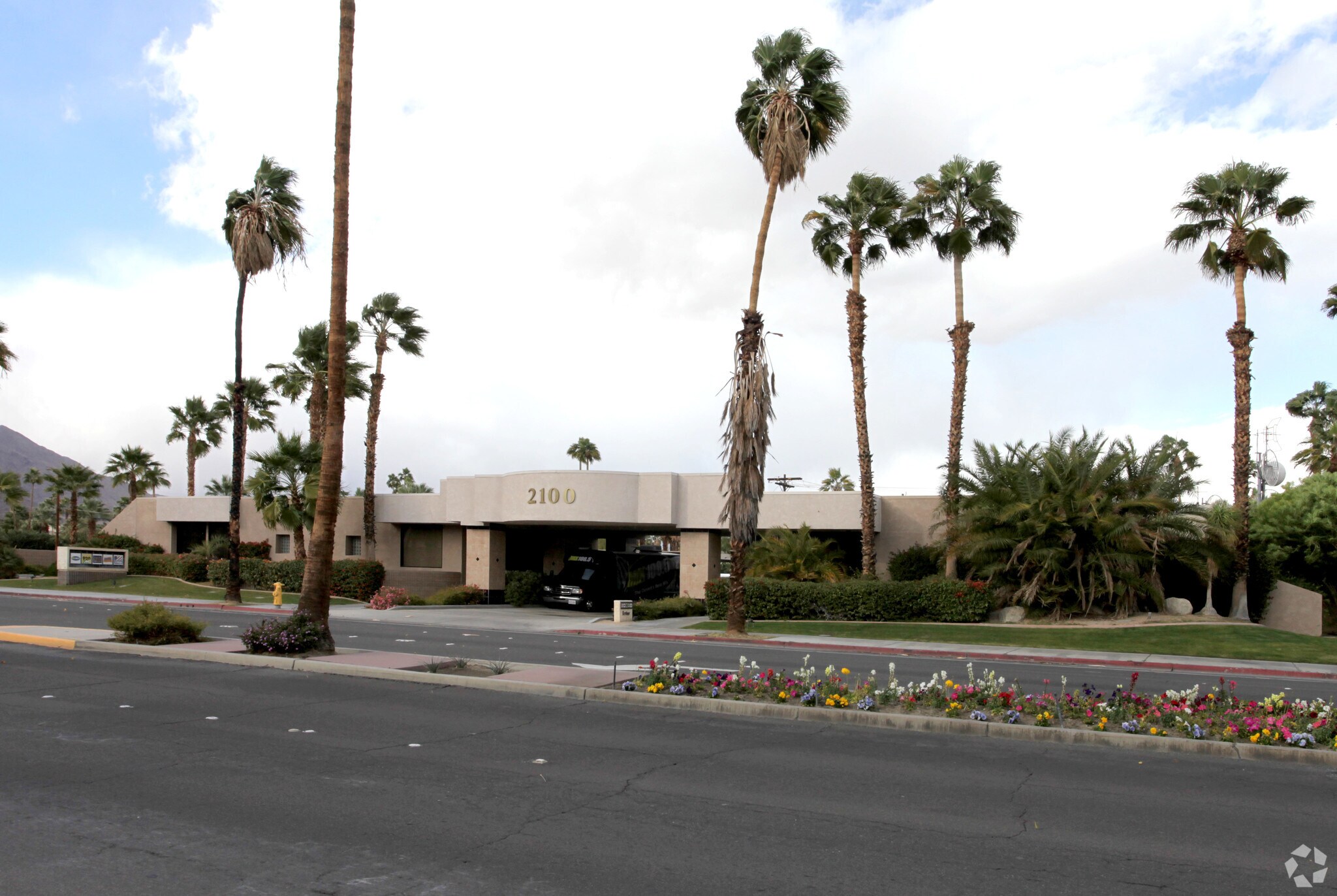 2100 E Tahquitz Canyon Way, Palm Springs, CA à louer Photo principale- Image 1 de 64