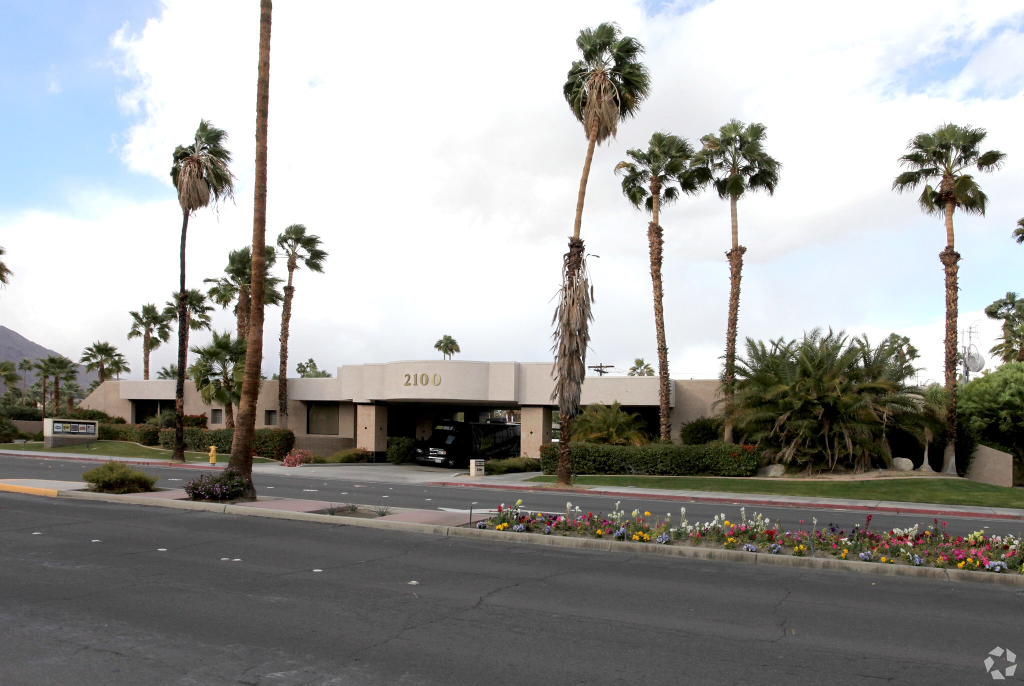 2100 E Tahquitz Canyon Way, Palm Springs, CA for lease Primary Photo- Image 1 of 64