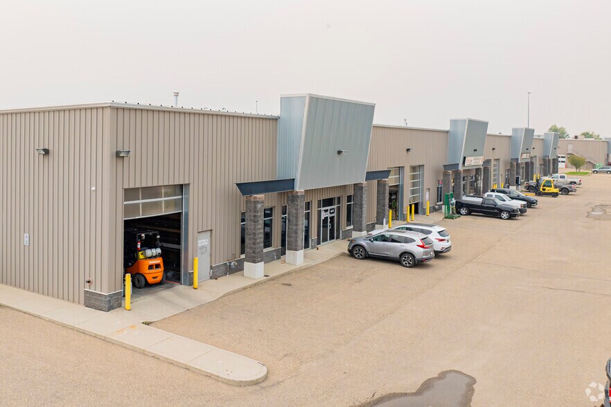 51 East Lake Ave NE, Airdrie, AB à louer - Photo du bâtiment - Image 2 de 3