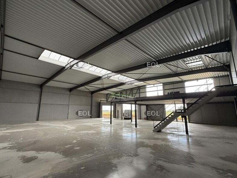Flex in Le Mesnil-Amelot for lease - Interior Photo - Image 2 of 4