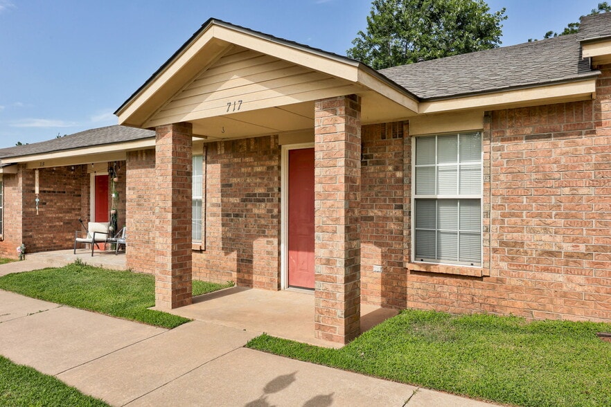713 S Locust St, Guthrie, OK for sale - Building Photo - Image 2 of 32