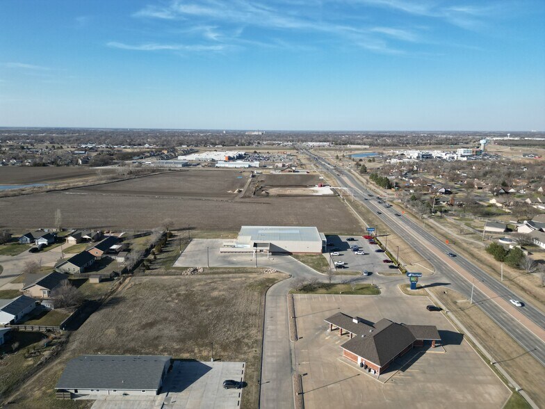 00000 Sutton dr, Newton, KS à vendre - Photo du bâtiment - Image 3 de 6