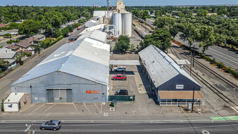 1107-1111 Gibson Rd, Woodland, CA à vendre - Photo du bâtiment - Image 1 de 9