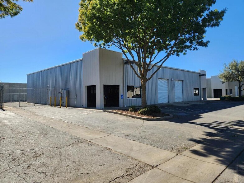 4565 Skyway Dr, Olivehurst, CA à louer - Photo du bâtiment - Image 2 de 12