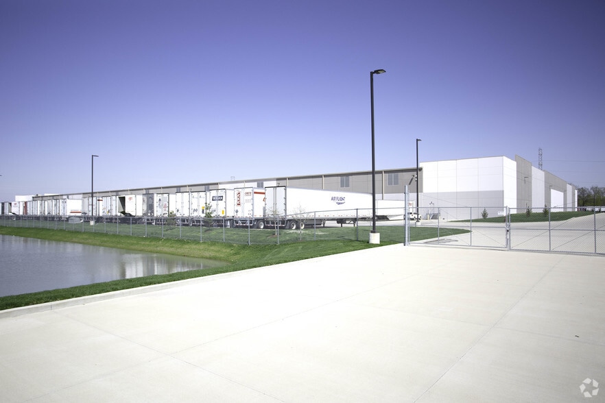 3051 Gateway Commerce Center Dr, Edwardsville, IL for lease - Building Photo - Image 2 of 3