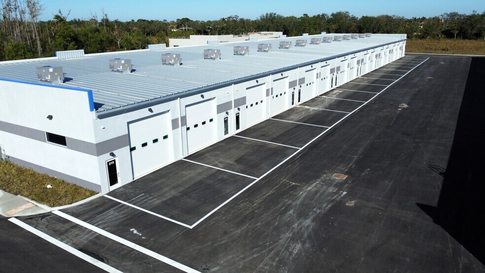 16101 Lee Rd, Fort Myers, FL à louer - Photo du bâtiment - Image 3 de 13