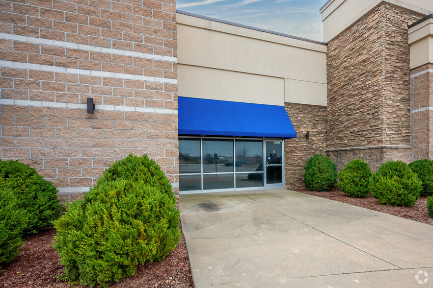 50 Hwy & 13 Hwy, Warrensburg, MO for lease - Interior Photo - Image 3 of 12