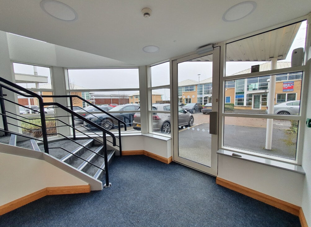 17 Howley Park Close, Morley, WYK LS27 0BW - Unité 15-16 -  - Photo intérieure - Image 1 of 2