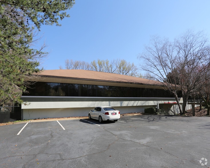 3680 N Peachtree Rd, Chamblee, GA for lease - Primary Photo - Image 1 of 27