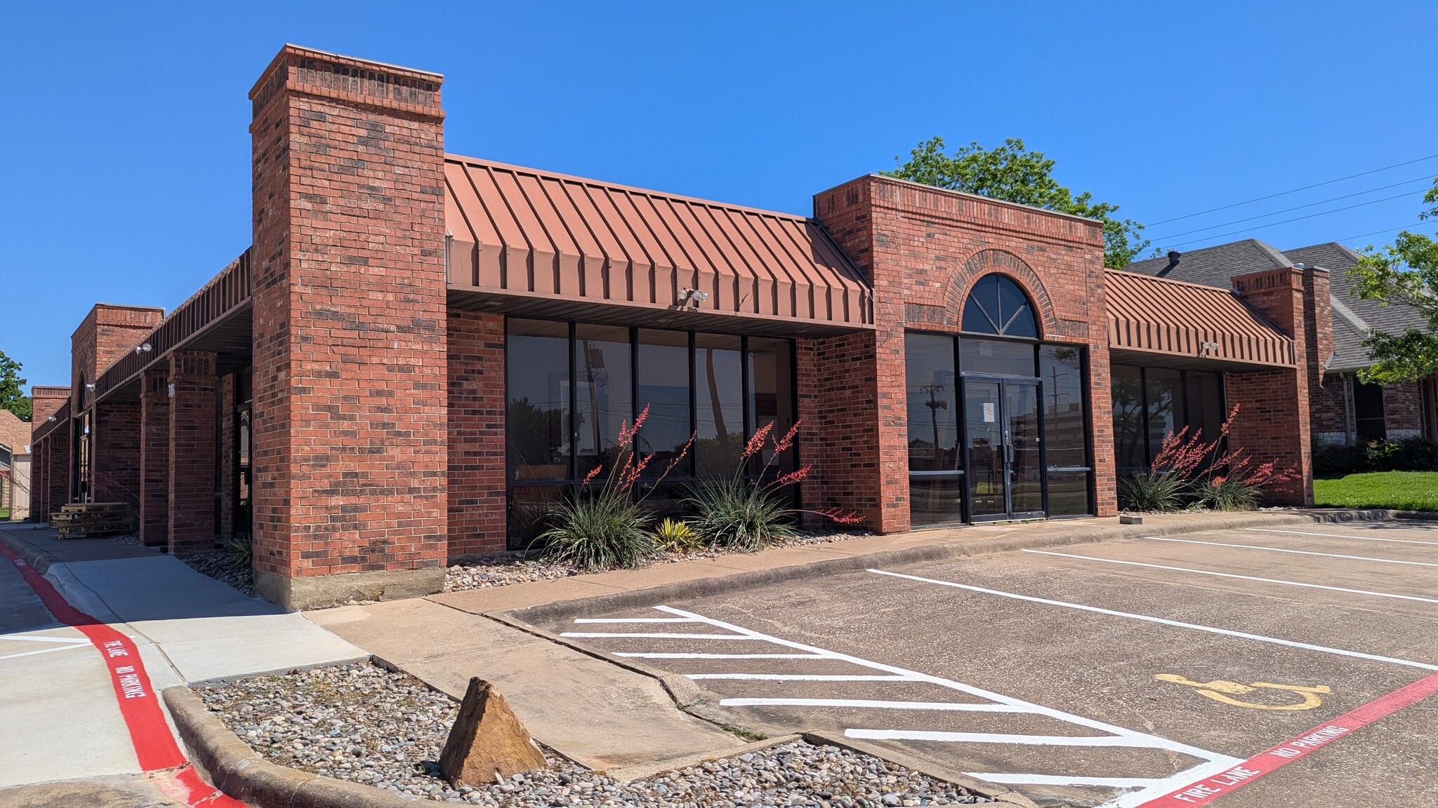 315 Harwood Rd, Bedford, TX for lease Building Photo- Image 1 of 27