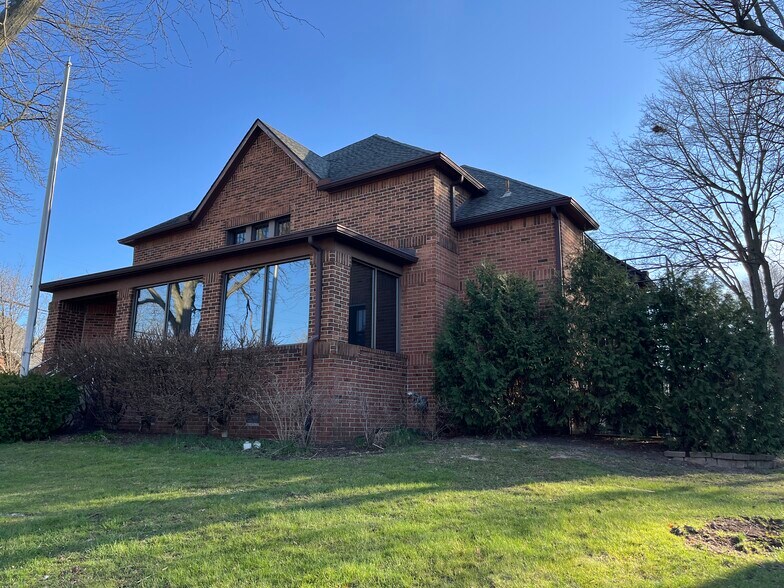 201 S Ann Arbor St, Saline, MI à vendre - Photo du bâtiment - Image 2 de 14