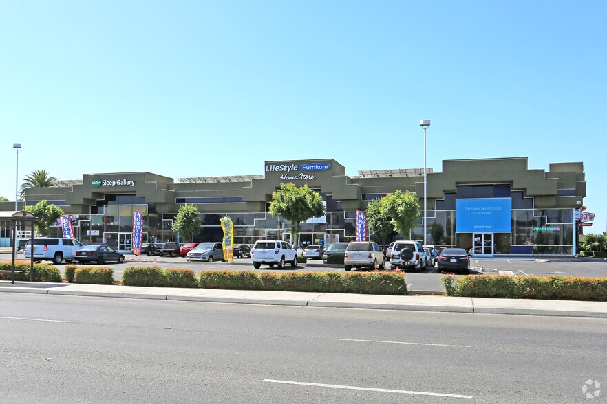 21 E Shaw Ave, Fresno, CA à louer - Photo du bâtiment - Image 3 de 5