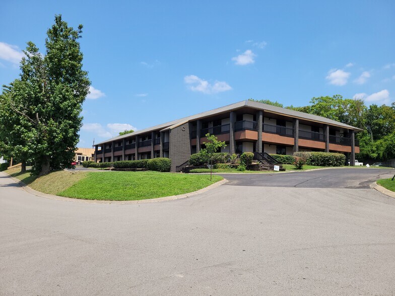 440 Metroplex Dr, Nashville, TN à louer - Photo du bâtiment - Image 2 de 2