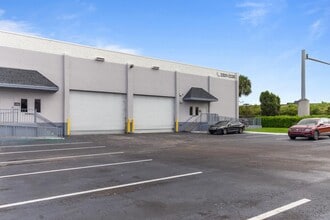 7950-7966 NW 14th St, Miami, FL à louer Photo du bâtiment- Image 2 de 3