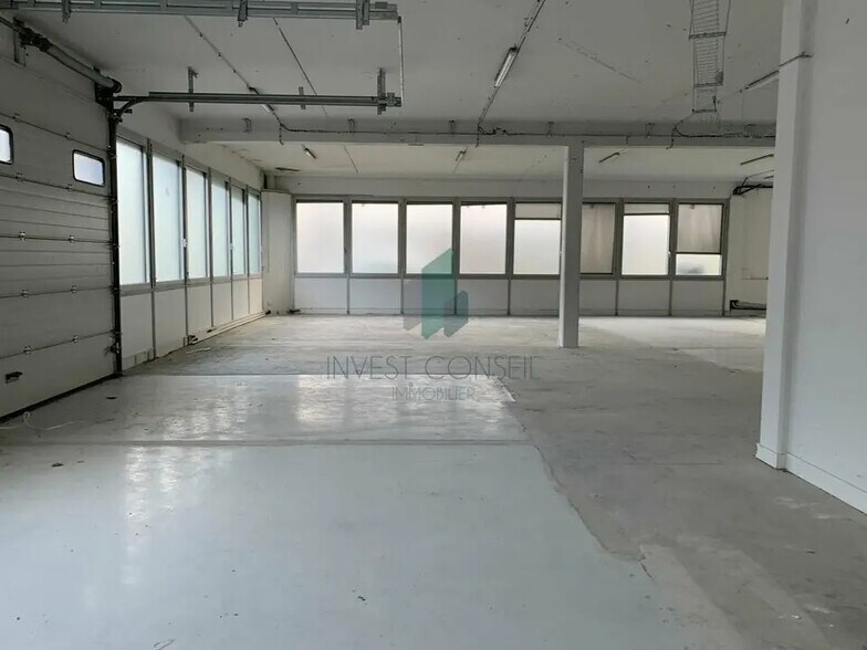 Flex in Gennevilliers for lease - Interior Photo - Image 1 of 9