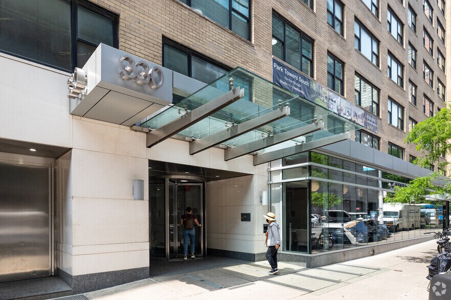 330 W 58th St, New York, NY à louer - Photo du bâtiment - Image 2 de 12