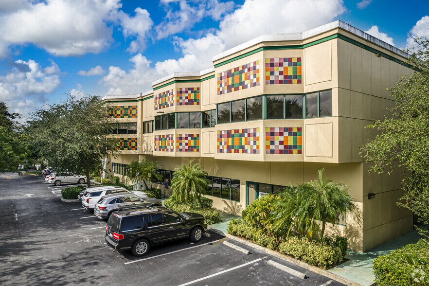 4577 N Nob Hill Rd, Sunrise, FL à louer - Photo du bâtiment - Image 3 de 18