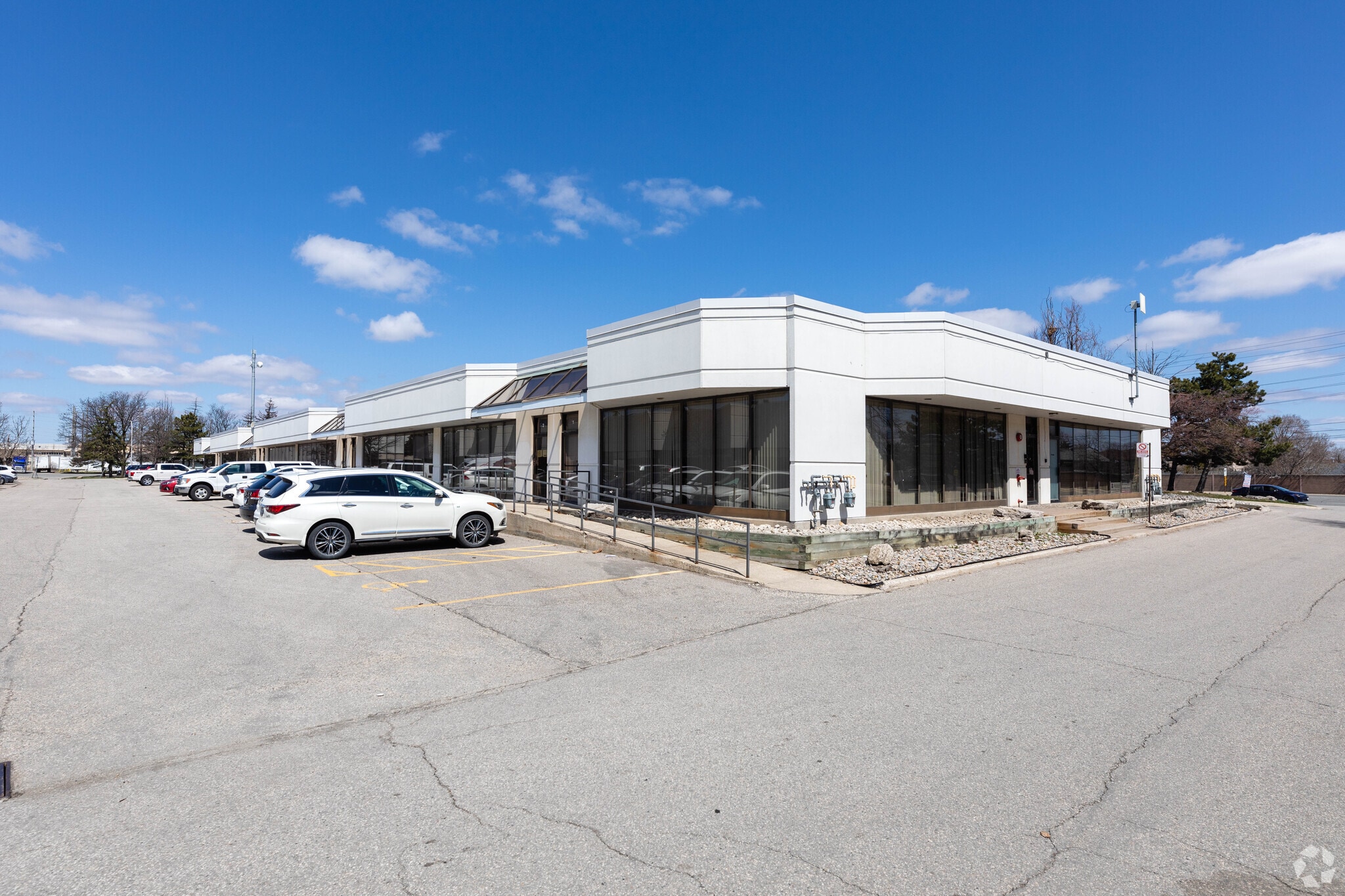 7560 Airport Rd, Mississauga, ON for lease Primary Photo- Image 1 of 6