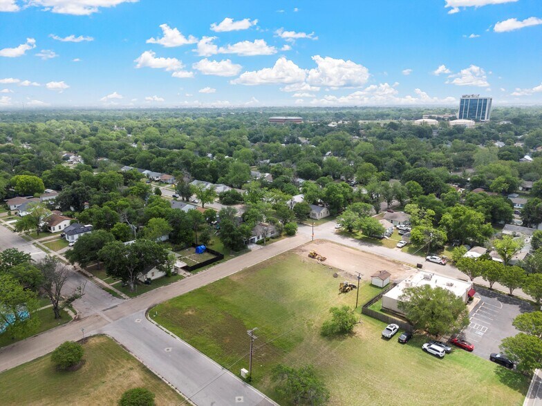 2824 32nd st, Waco, TX à vendre - Photo du bâtiment - Image 2 de 7