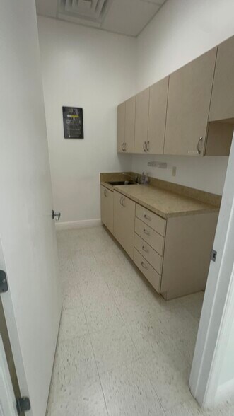 1570-1580 SE Port St Lucie Blvd, Port Saint Lucie, FL à louer - Photo du bâtiment - Image 2 de 4