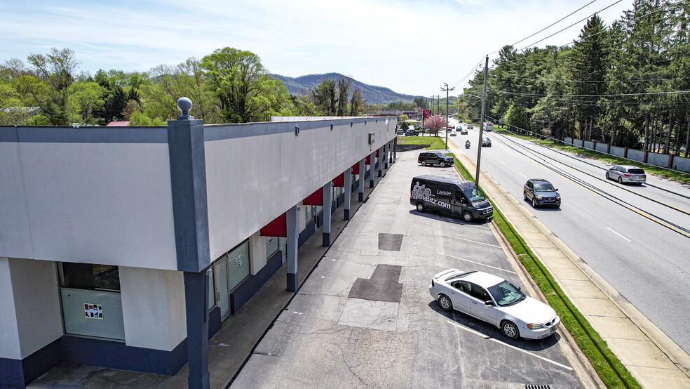 582 Hendersonville Rd, Asheville, NC à louer - Photo du bâtiment - Image 1 de 12