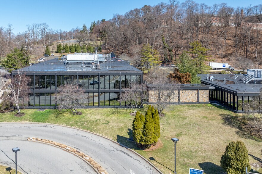 153 White Plains Rd, Tarrytown, NY à louer - Photo du bâtiment - Image 3 de 6