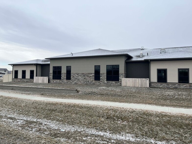 1606 NW Irvinedale Dr, Ankeny, IA for lease - Building Photo - Image 3 of 34