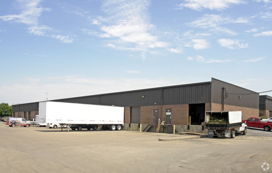 18102 Chesterfield Airport Rd, Chesterfield, MO à louer - Photo du bâtiment - Image 2 de 17