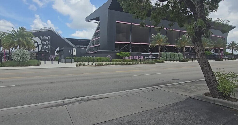 5300 NW 12th Ave, Fort Lauderdale, FL à vendre - Vidéo sur l’inscription commerciale - Image 2 de 9