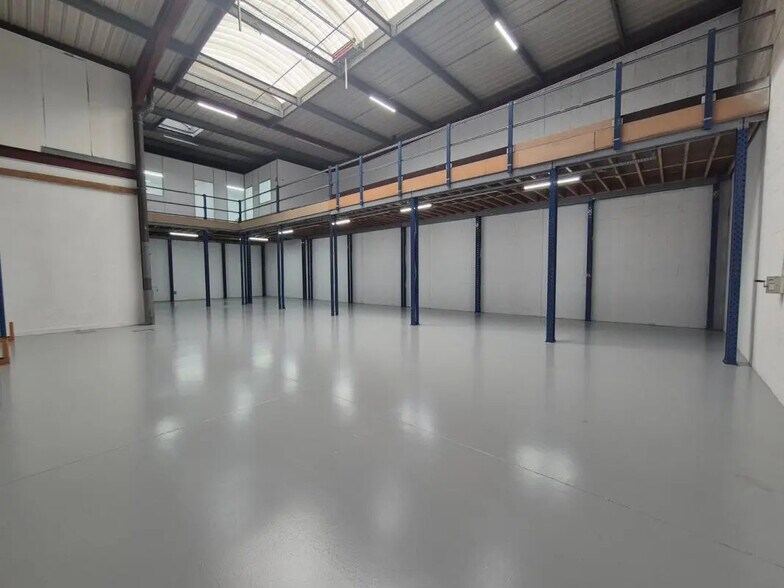 Industrial in Le Thillay for lease - Building Photo - Image 2 of 14