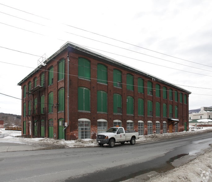 5 Hoosac St, Adams, MA à vendre - Photo du bâtiment - Image 2 de 2