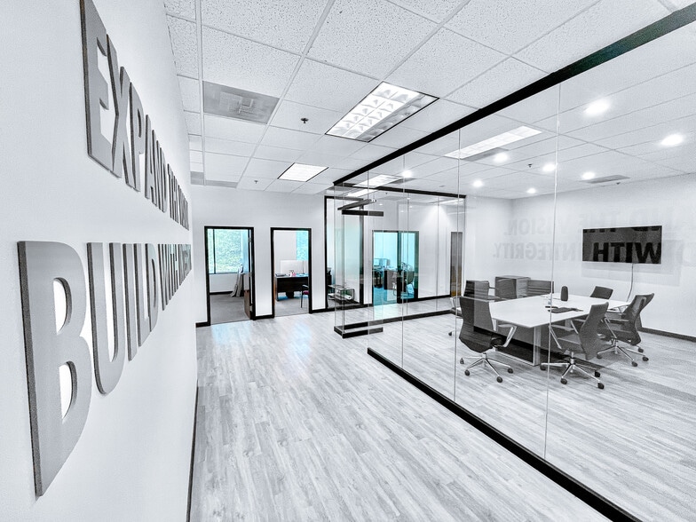 2325 Dean St, St Charles, IL for lease - Interior Photo - Image 2 of 12