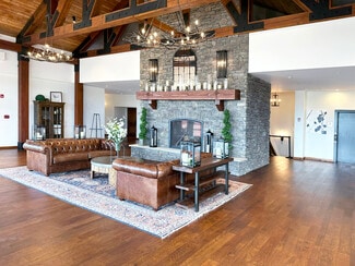 Plus de détails pour 1028 Blackthorne Dr, Jeannette, PA - Sports et divertissement à vendre