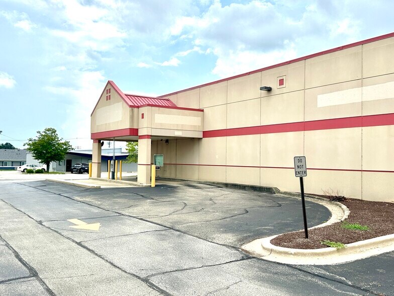 1818 Philo Rd, Urbana, IL à louer - Photo du bâtiment - Image 2 de 2