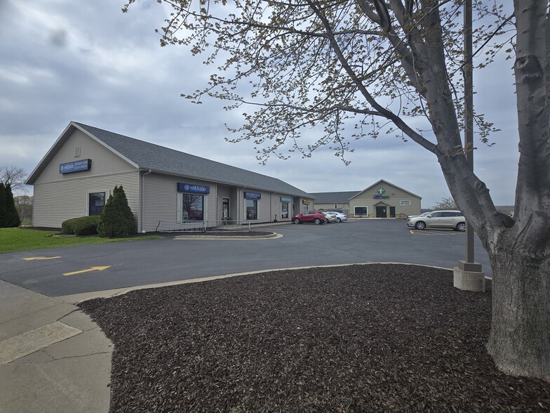 840 Highway 136, Baraboo, WI for lease - Building Photo - Image 2 of 5