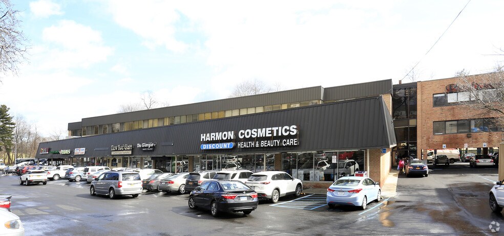 77 Quaker Ridge Rd, New Rochelle, NY à louer - Photo du bâtiment - Image 1 de 25